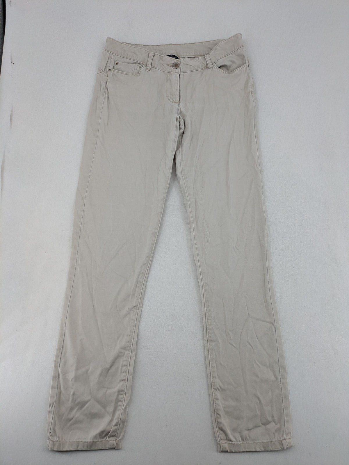Flame beige chino pants with straight leg and classic button closure.