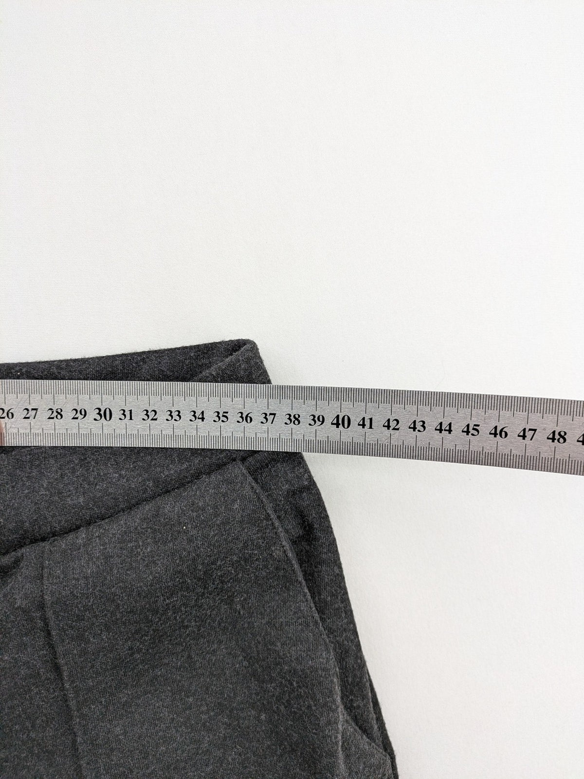 Zara grey wide-leg pants with front decorative seams and soft fabric blend.
