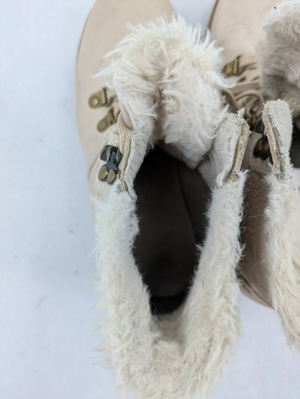 Lasocki beige winter boots size 36, warm faux fur lining, sturdy lace-up design.