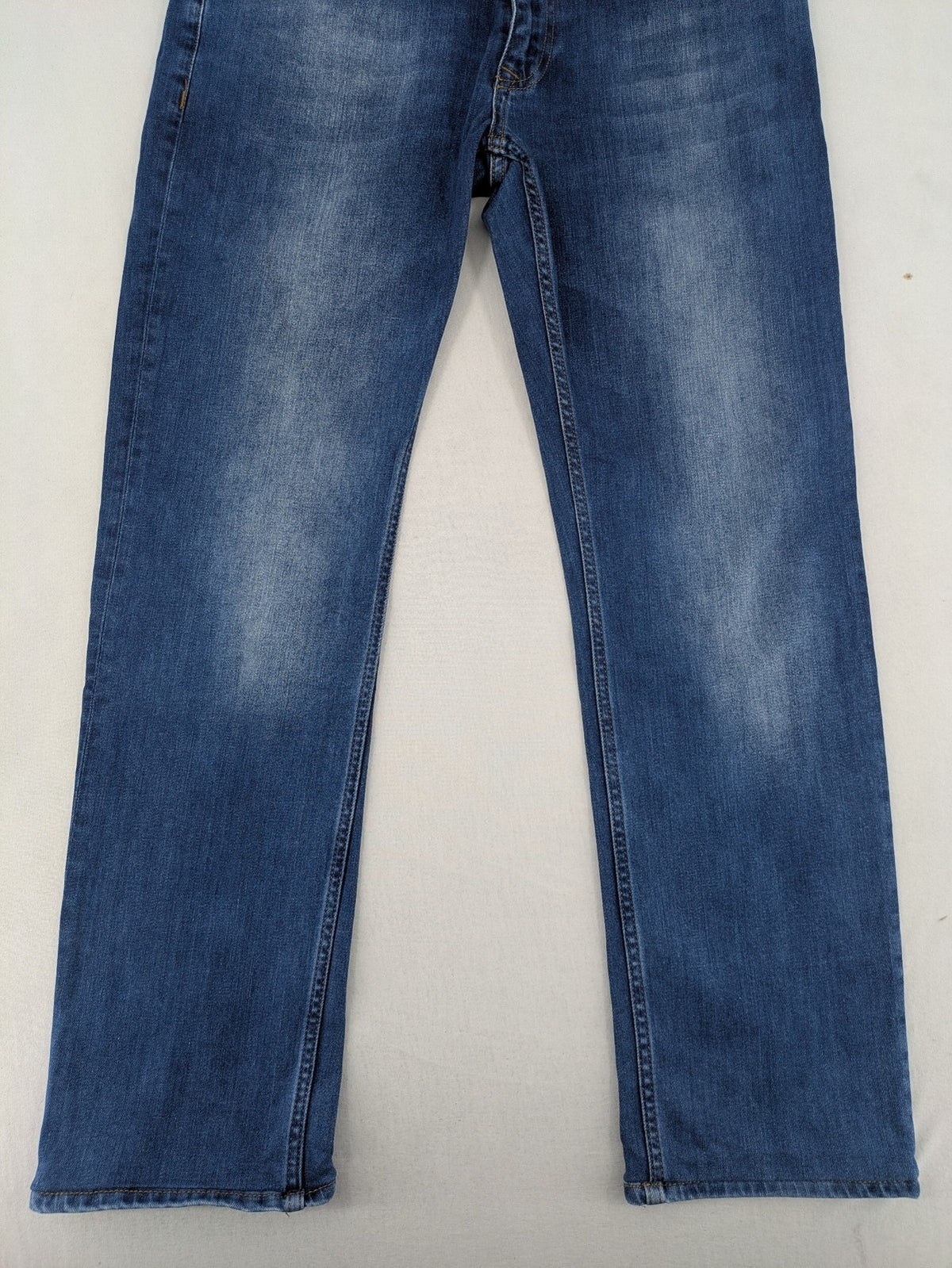 Dsquared2 blue straight jeans with five-pocket design and button fly, made in Italy.