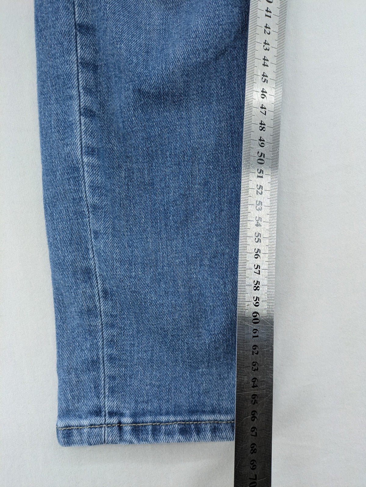 Pepe Jeans blue mom fit jeans high waist with Wiser Wash technology and carrot cut.