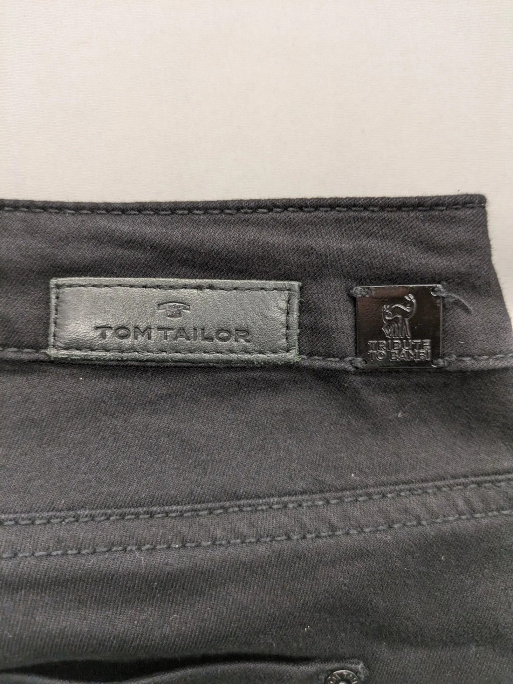 Tom Tailor black and grey skinny jeans with snake print and ankle zippers.