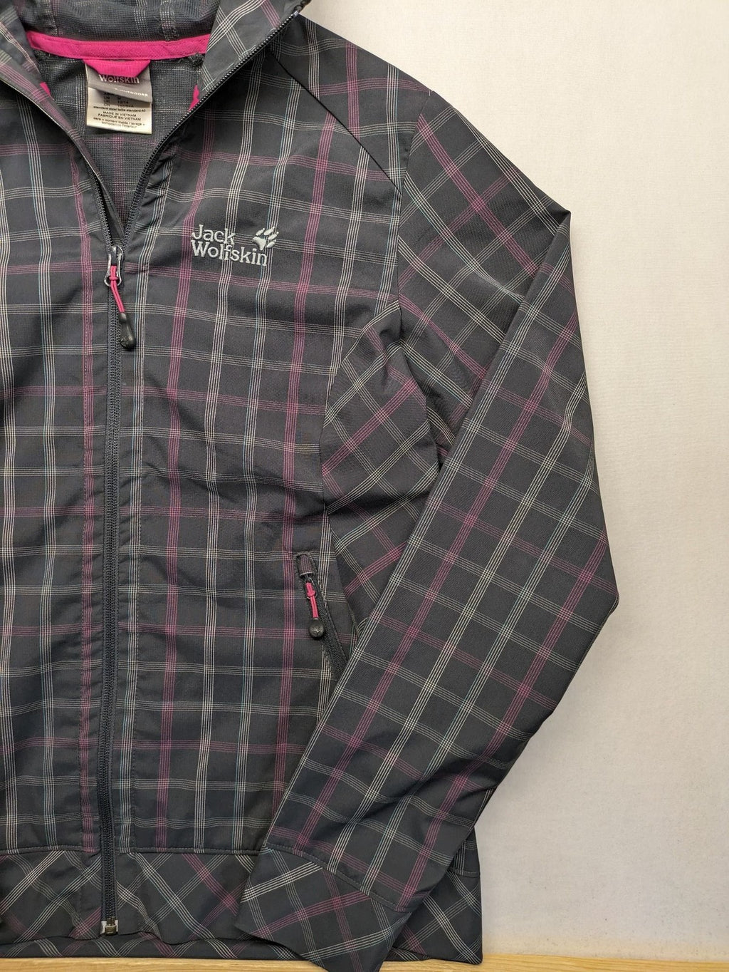 Jack Wolfskin pink softshell jacket grey check pattern, Flex Shield technology, hooded.