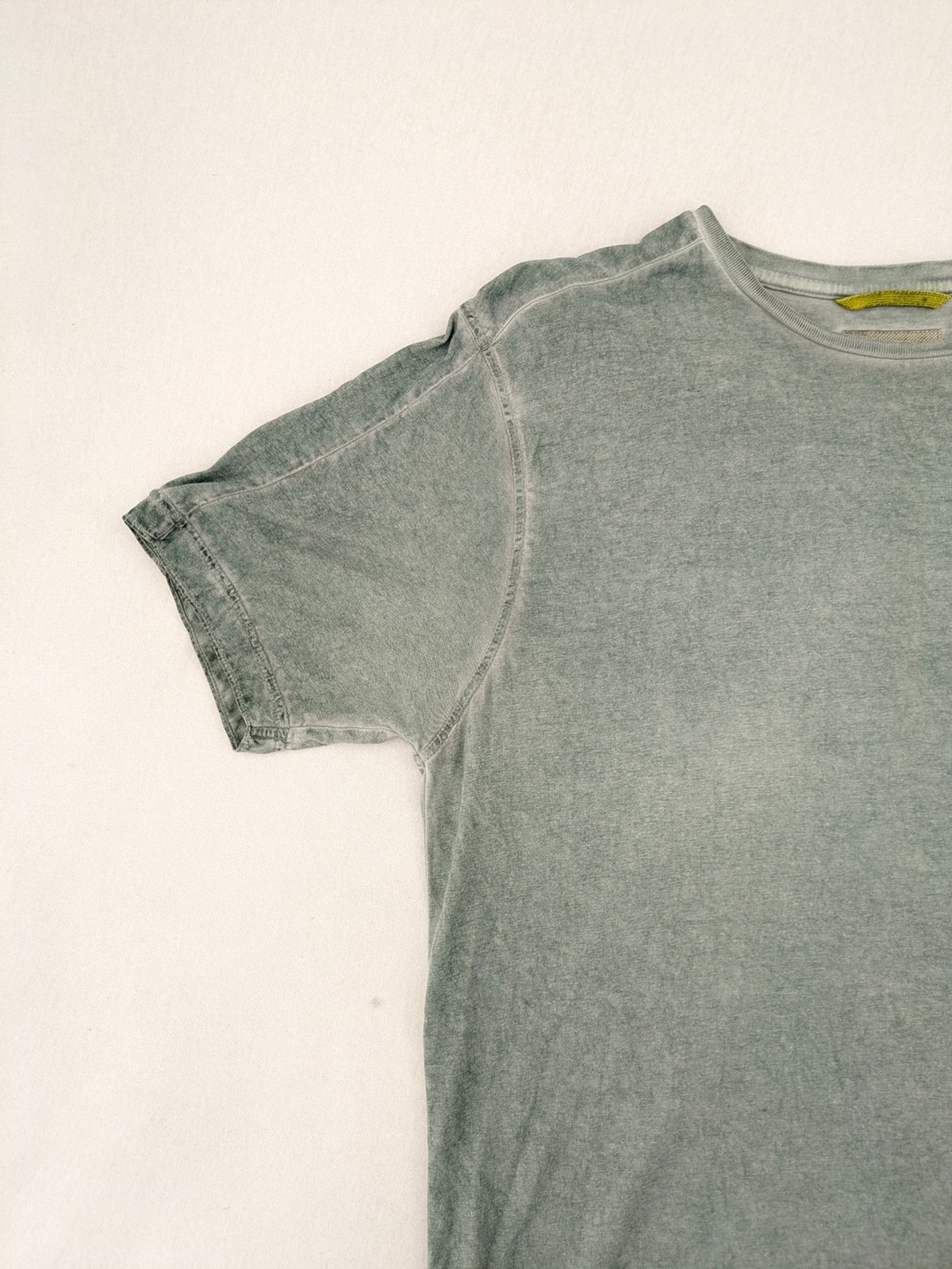Camel Active green t-shirt with striped chest pocket and used look cotton fabric.
