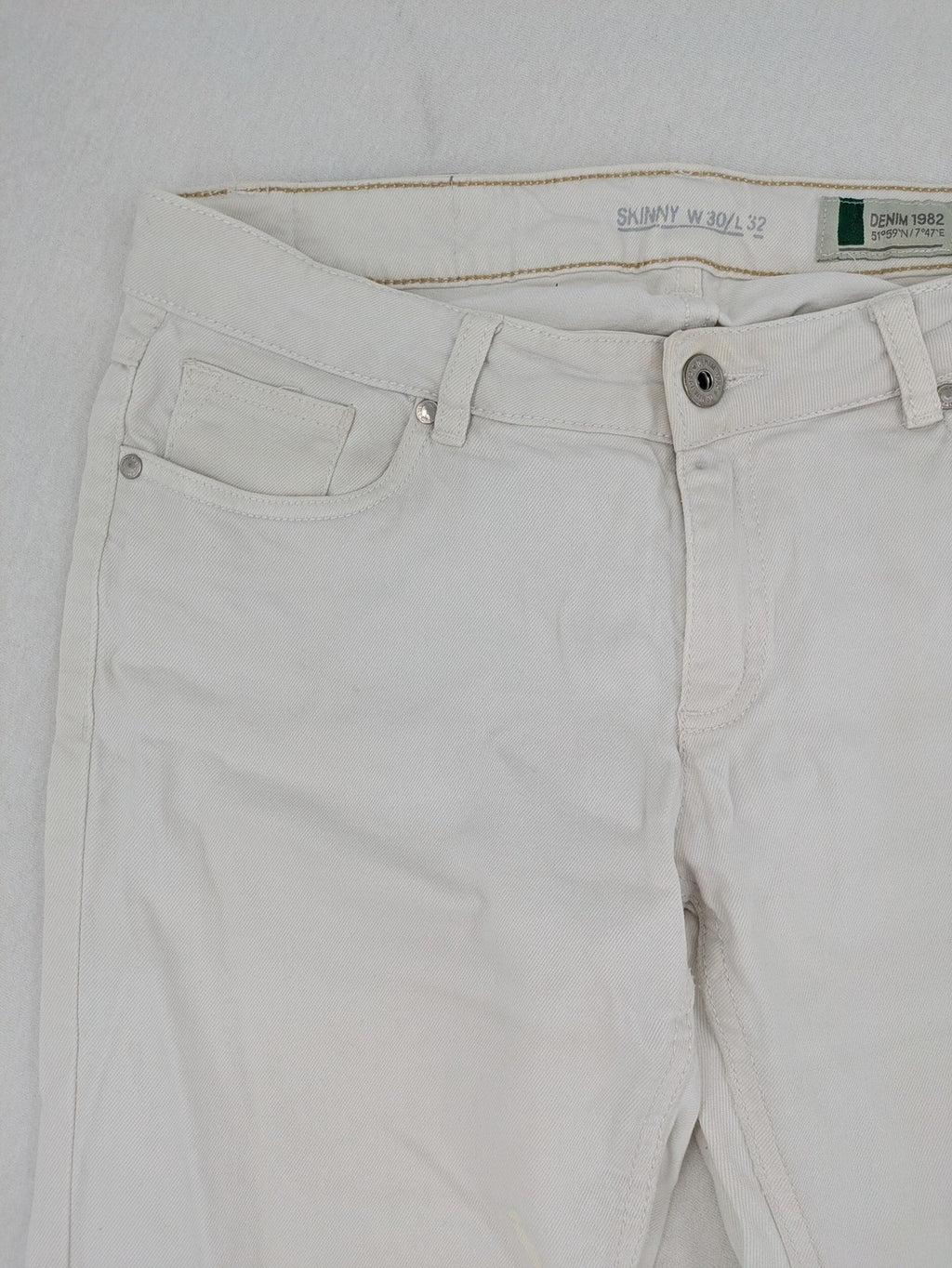 Denim 1982 white skinny jeans with distressed details and classic 5-pocket design.