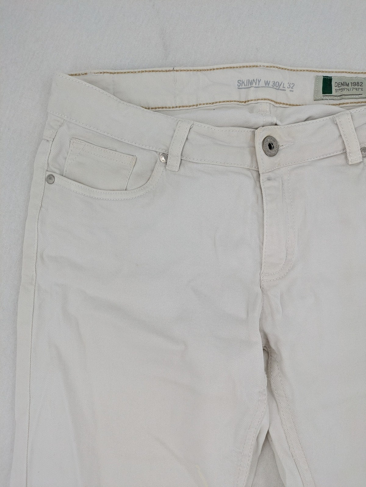 Denim 1982 white skinny jeans with distressed details and classic 5-pocket design.