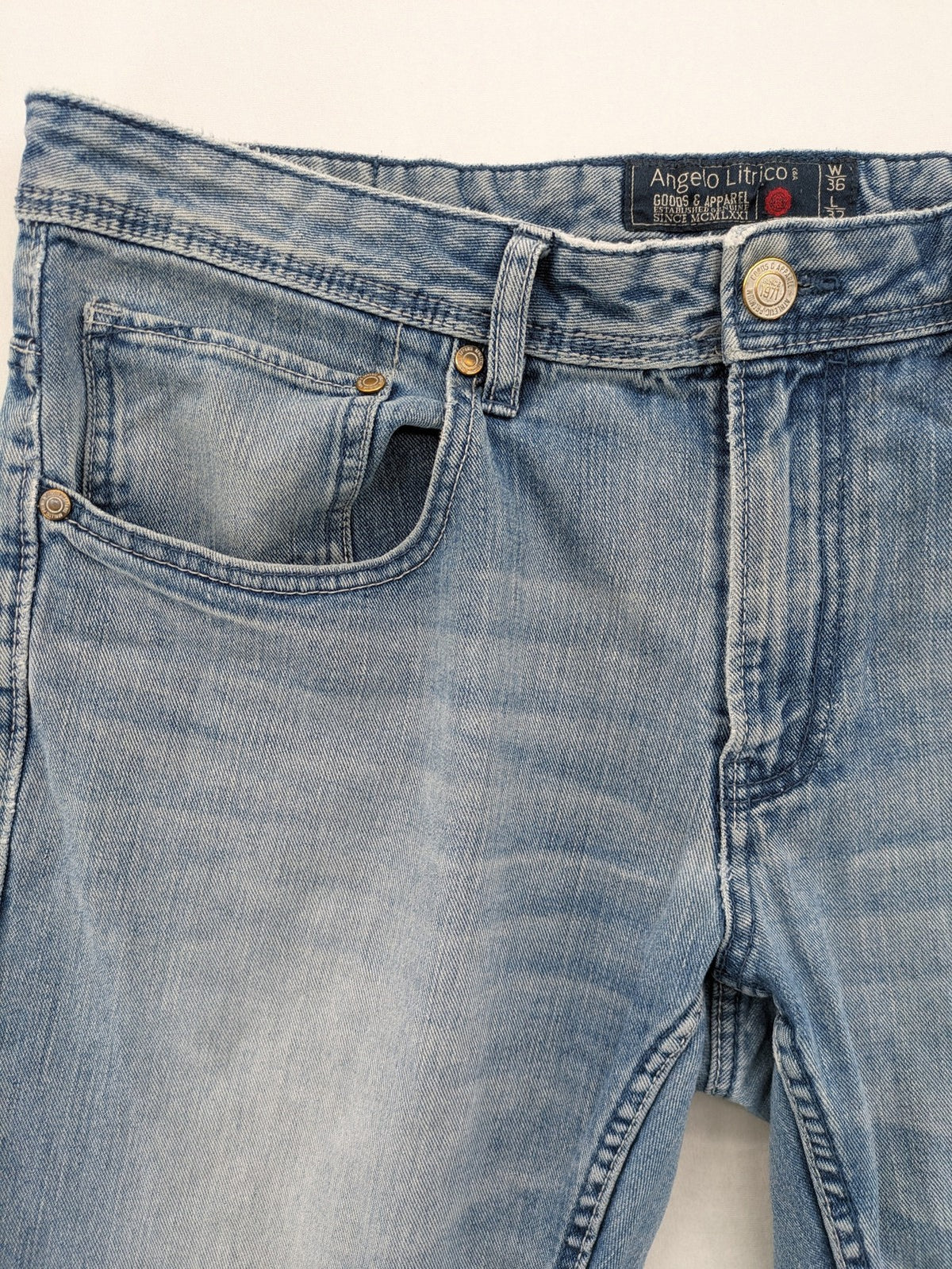 Angelo Litrico blue straight jeans with classic 5-pocket design and button closure.