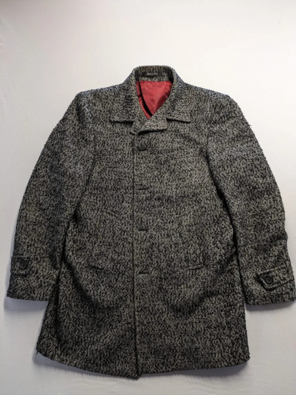 Uomo grey and pink wool coat with red lining and button closure, size 54.