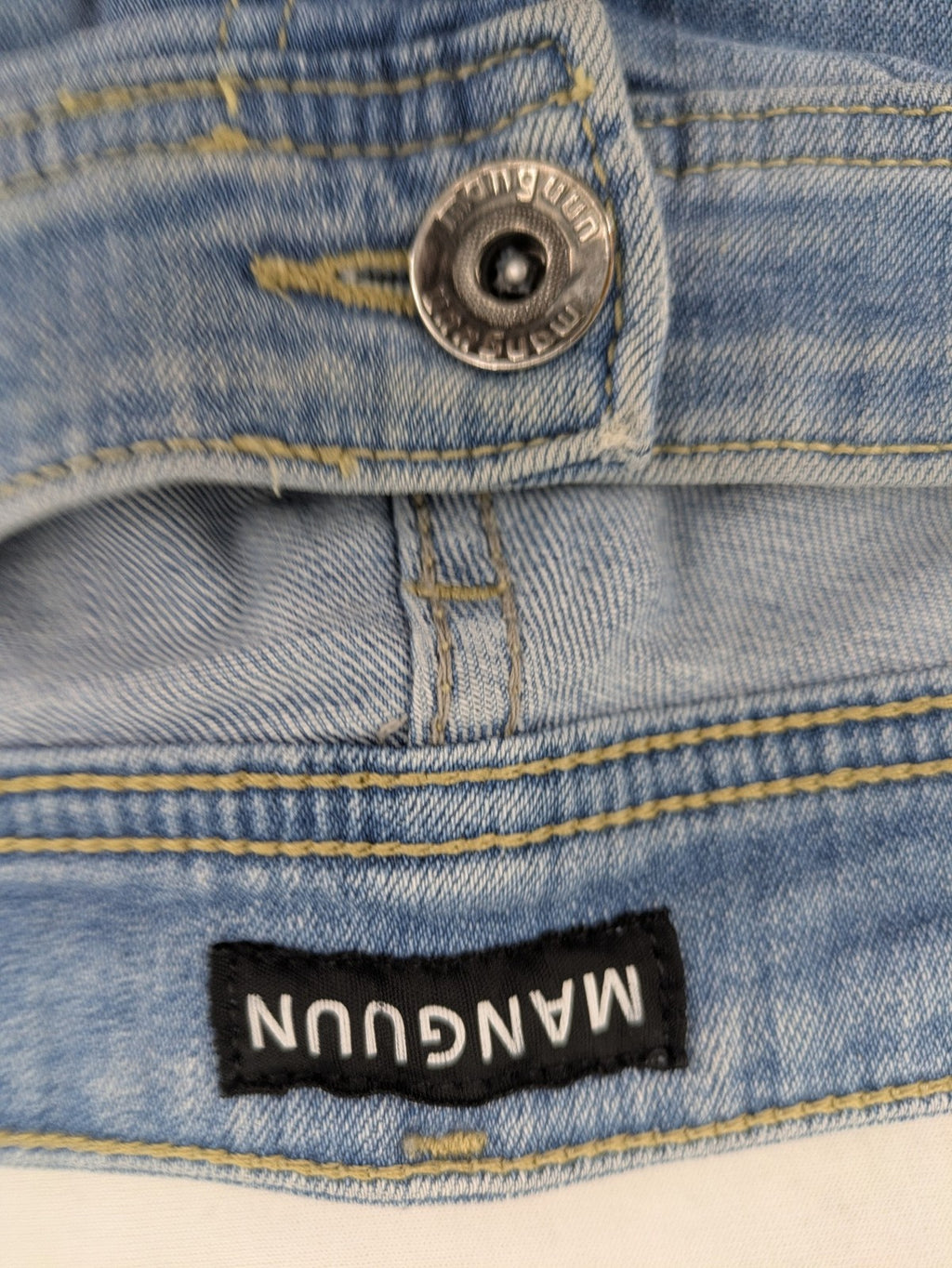 Manguun blue straight jeans with distressed wash and classic 5-pocket design.