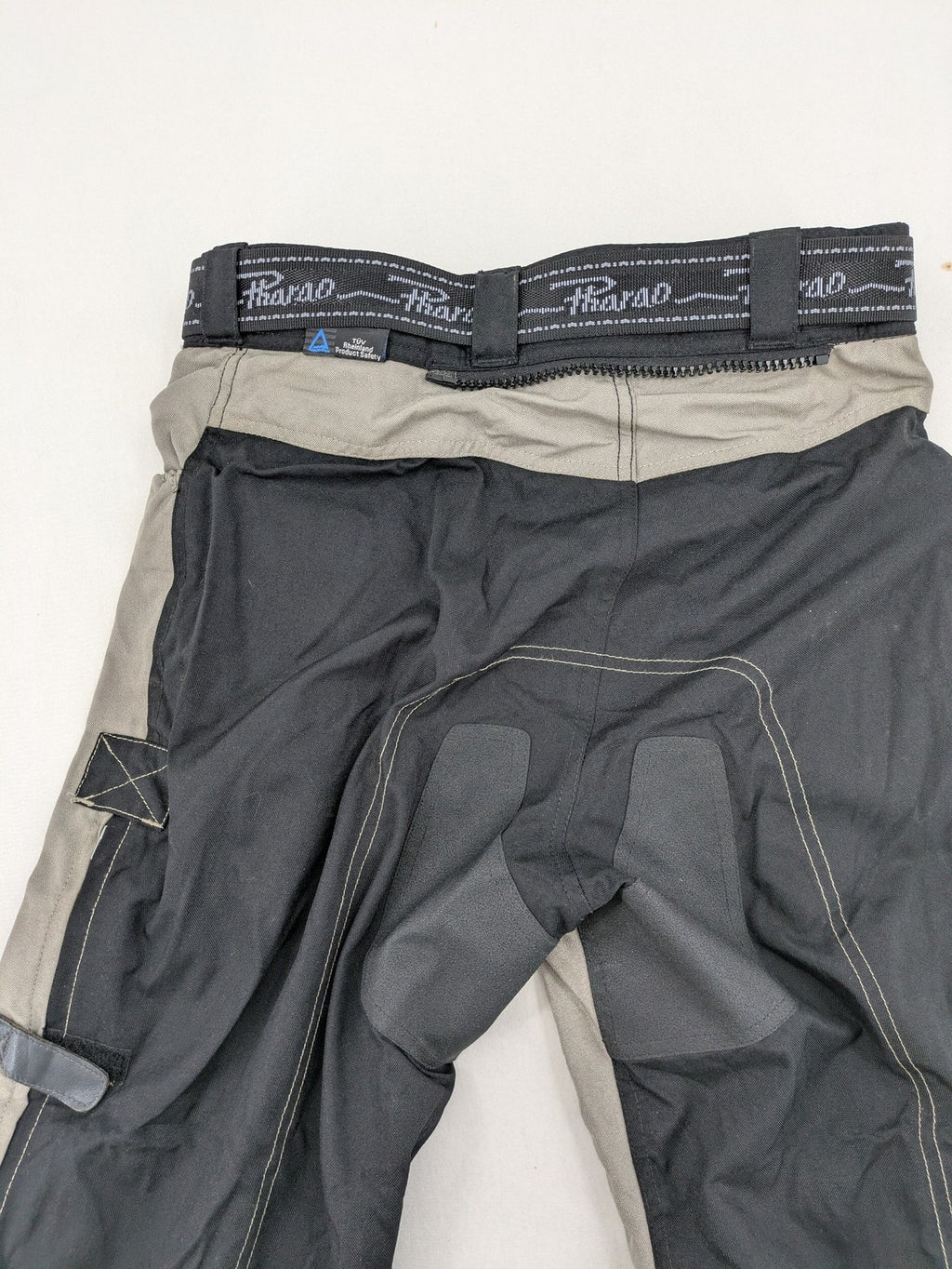 Pharao cream chaps with integrated knee protectors and adjustable waist belt.