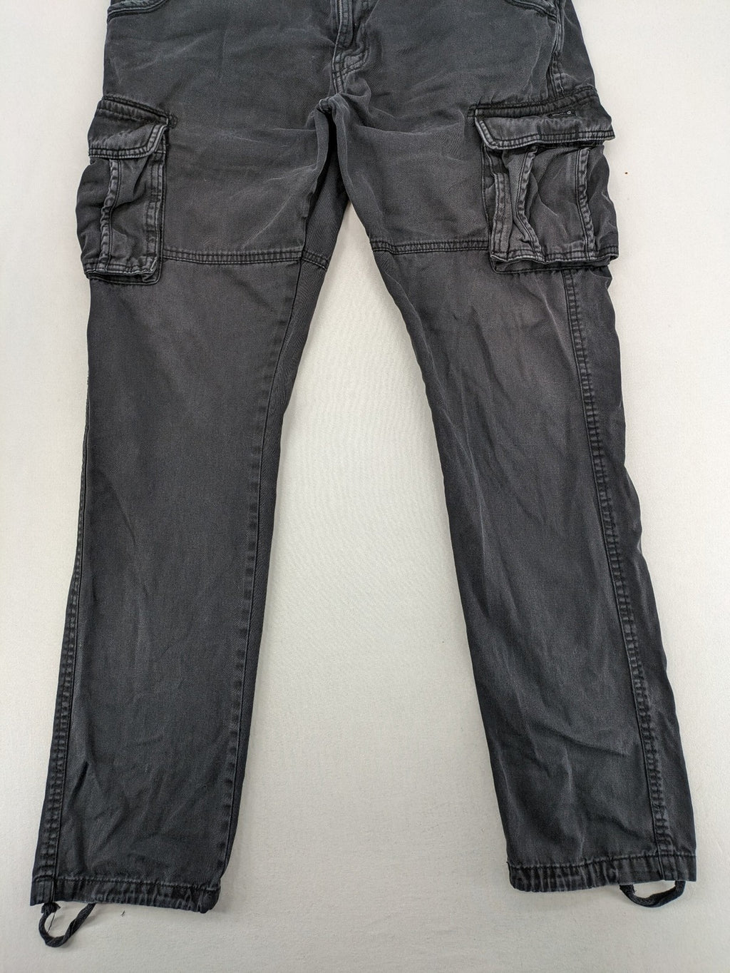 Indicode grey cargo pants with multiple pockets and durable cotton material.