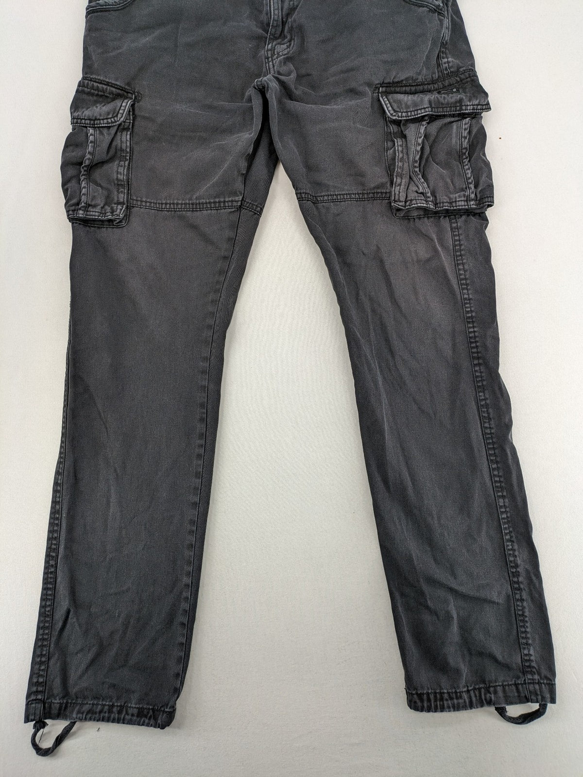 Indicode grey cargo pants with multiple pockets and durable cotton material.