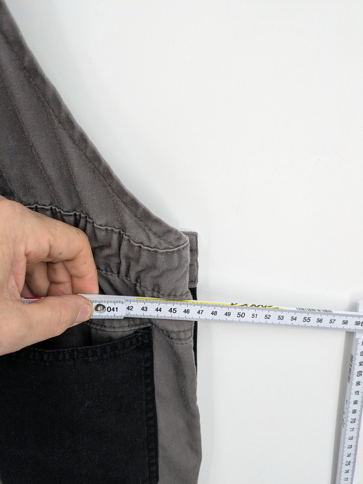 Herren Latzhose grey with black accents, multiple cargo pockets, durable polyester-cotton blend.