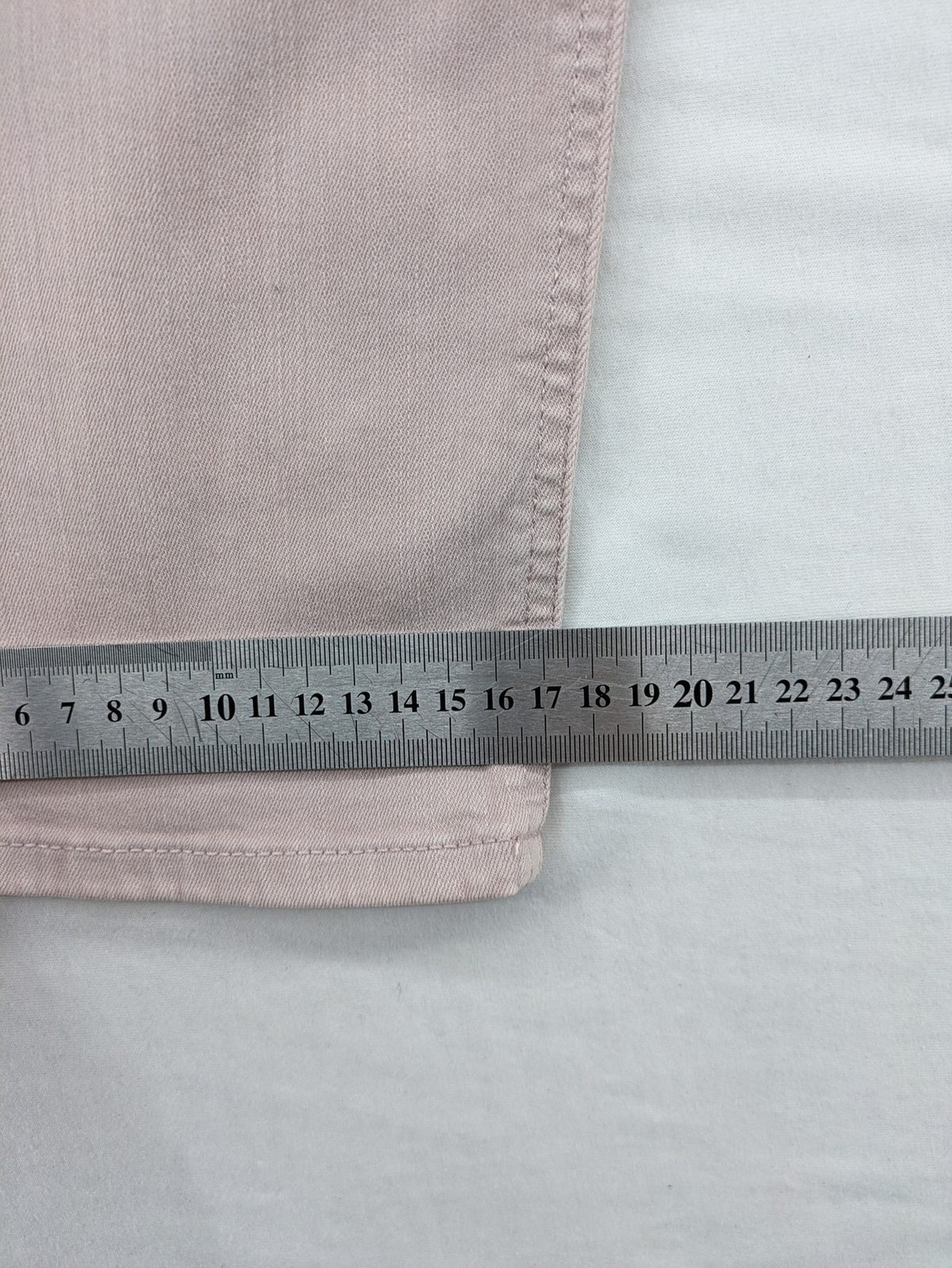 Gerry Weber pink straight jeans classic 5-pocket style with zipper and button closure.