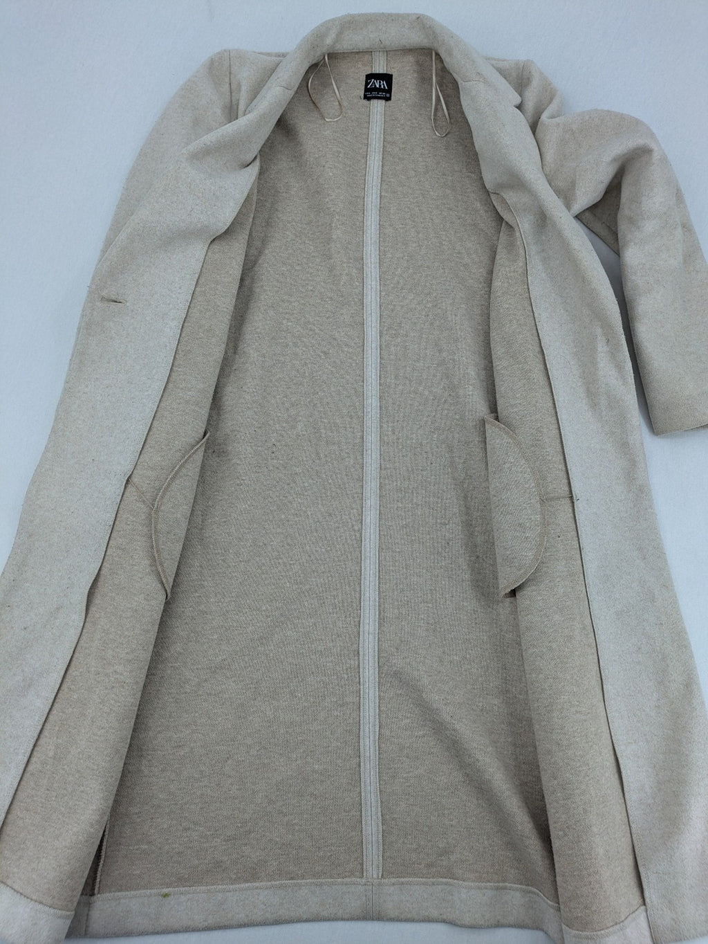 Zara beige coat single-breasted notch lapel classic design with two side pockets.