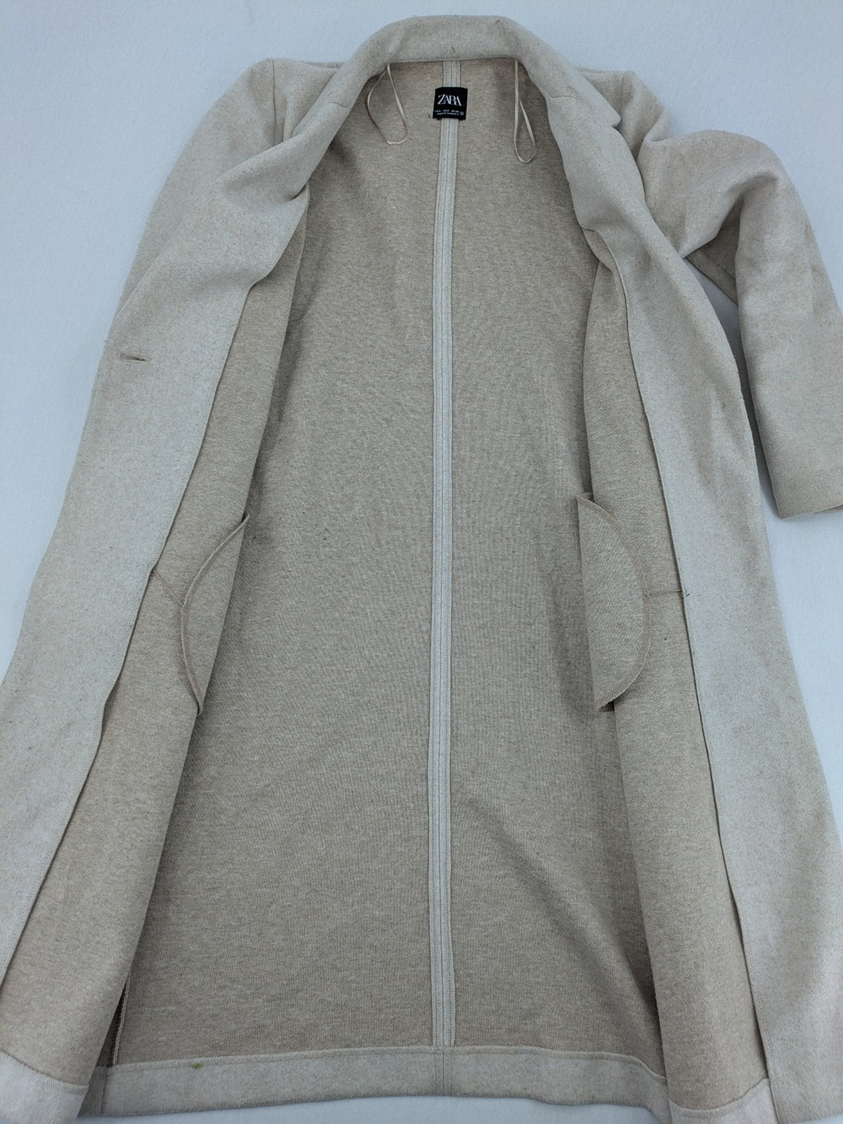 Zara beige coat single-breasted notch lapel classic design with two side pockets.