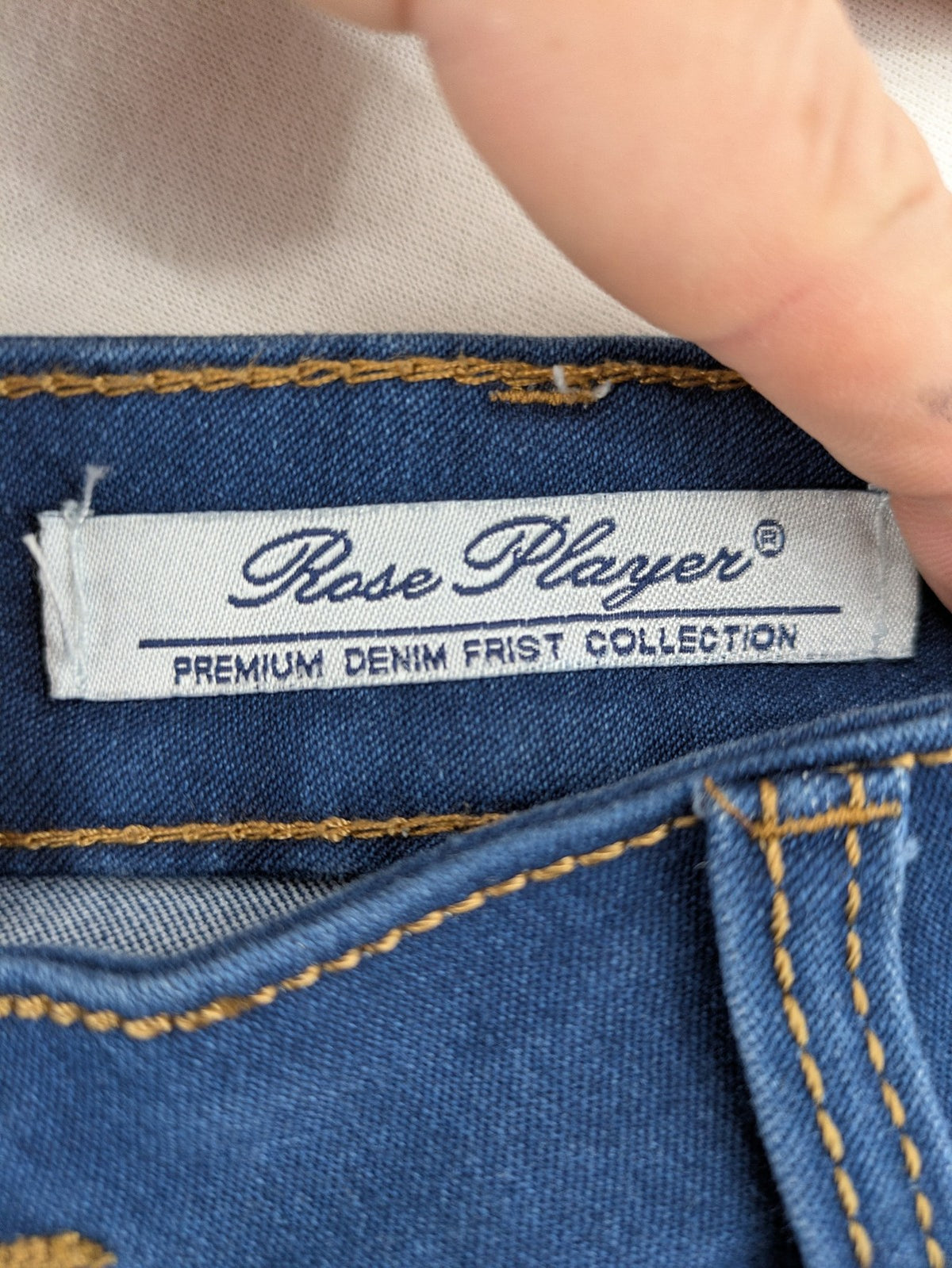 Rose Player pink denim pencil skirt, five-pocket design, comfortable stretch material.