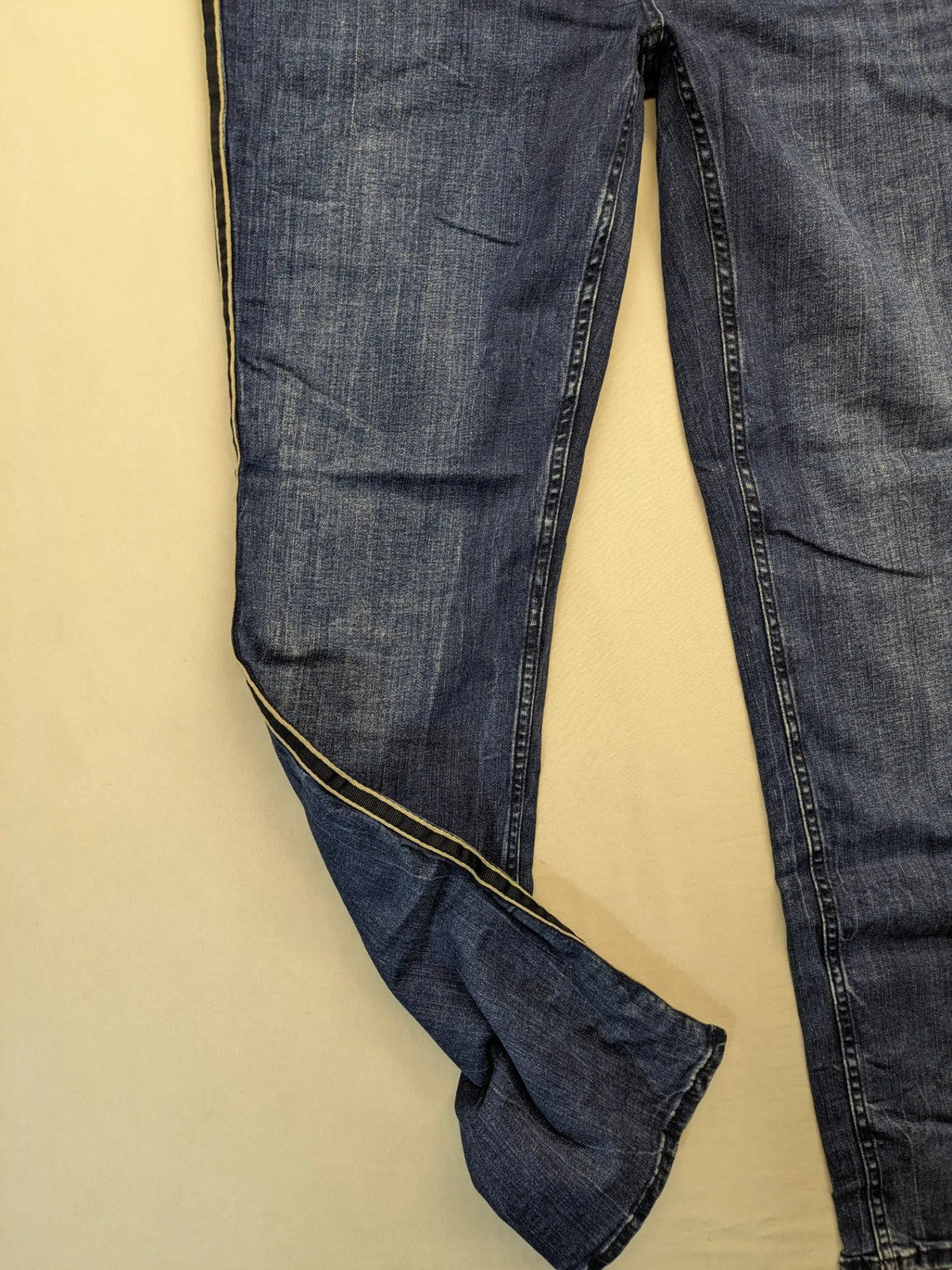 Cecil blue straight jeans with grey side stripe, five-pocket style, stretch denim.