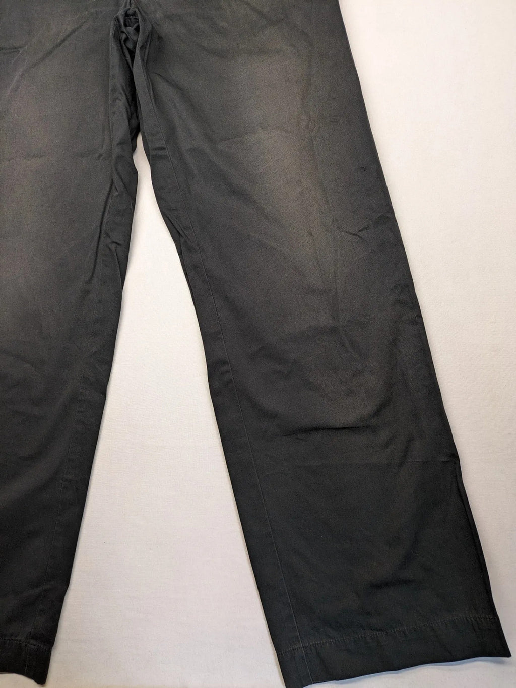 BOSS Hugo Boss grey chinos with button and zipper closure, classic design, 100% cotton.