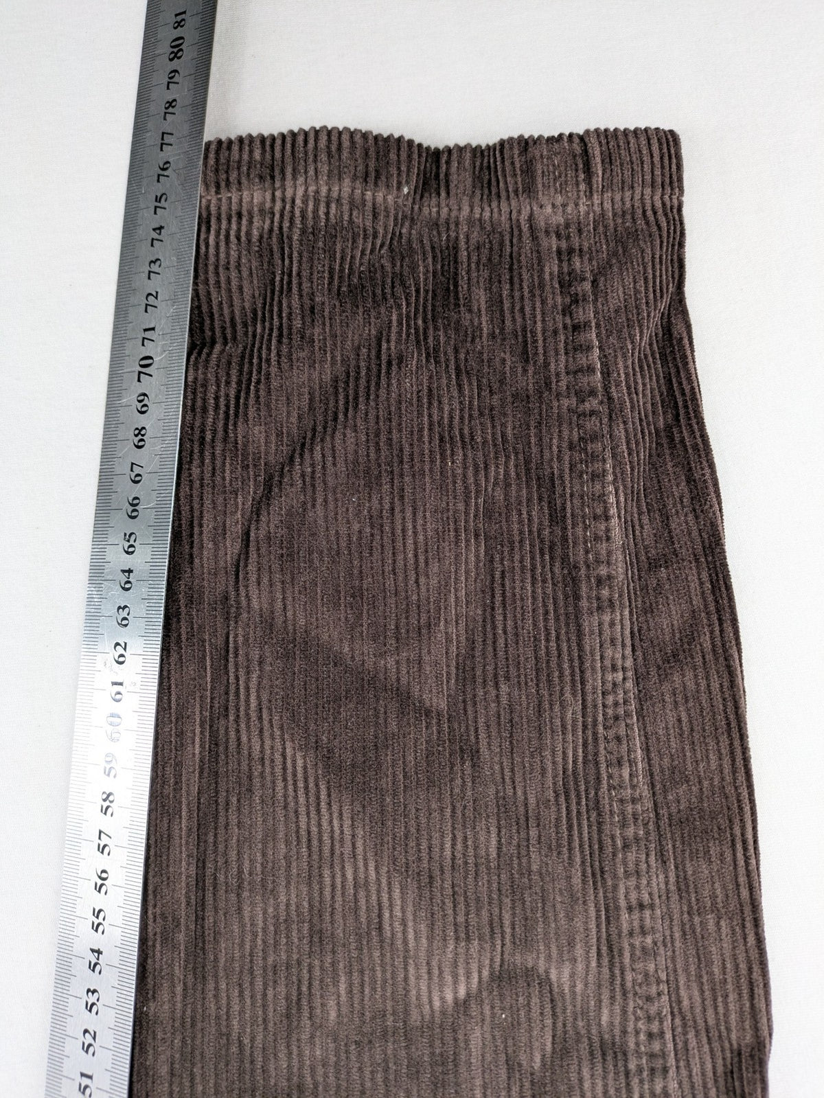 Alma & Lovis cream cord pants high-waist with matching belt and front pockets.