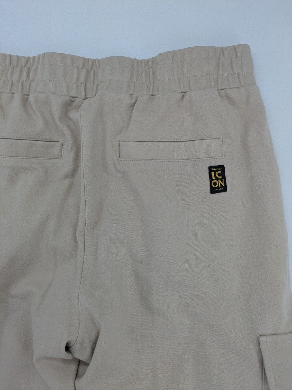 Señoritas Icon Deluxe beige jogger pants with elastic waistband and cargo pockets.