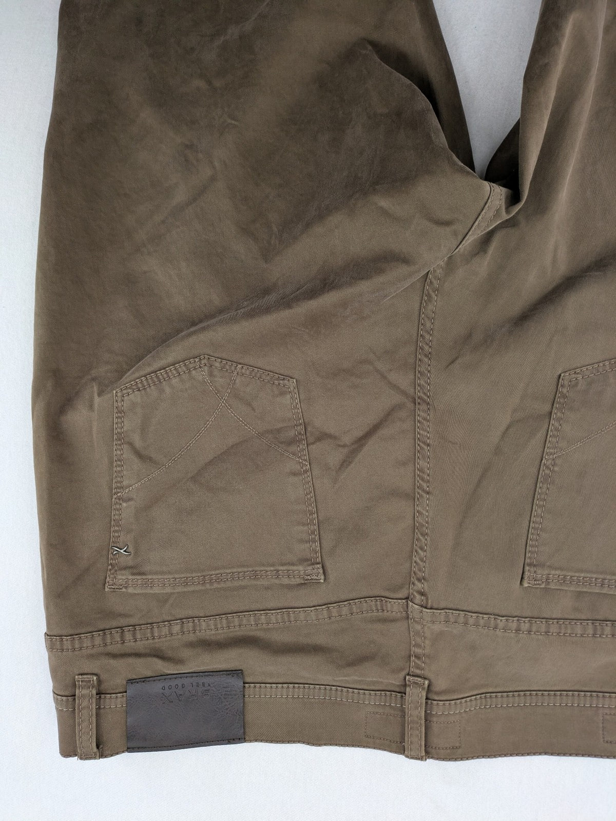 BRAX khaki chinos Cooper Fancy regular fit soft cotton blend with logo detail.
