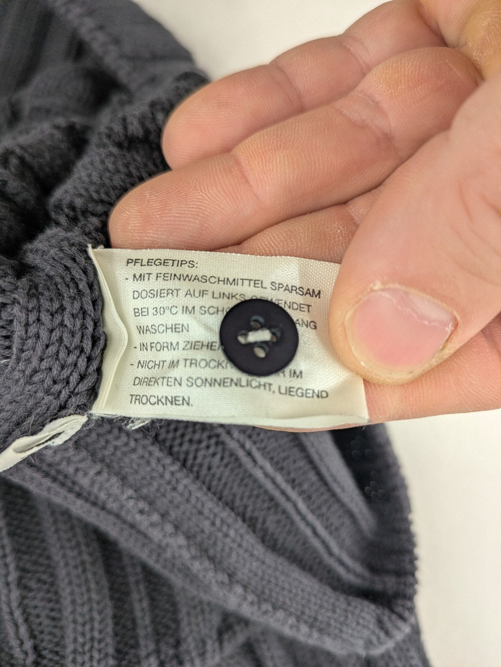 Baumwolle grey turtle neck jumper with cable knit pattern and 3-button collar.