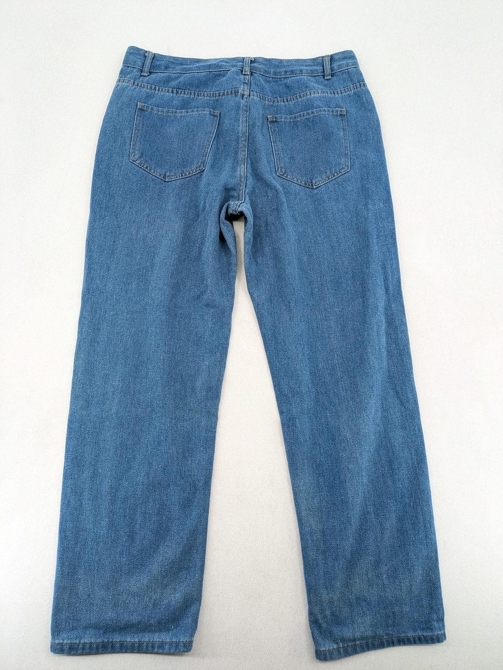 Straight Leg blue straight jeans high waist with classic denim material and button closure.