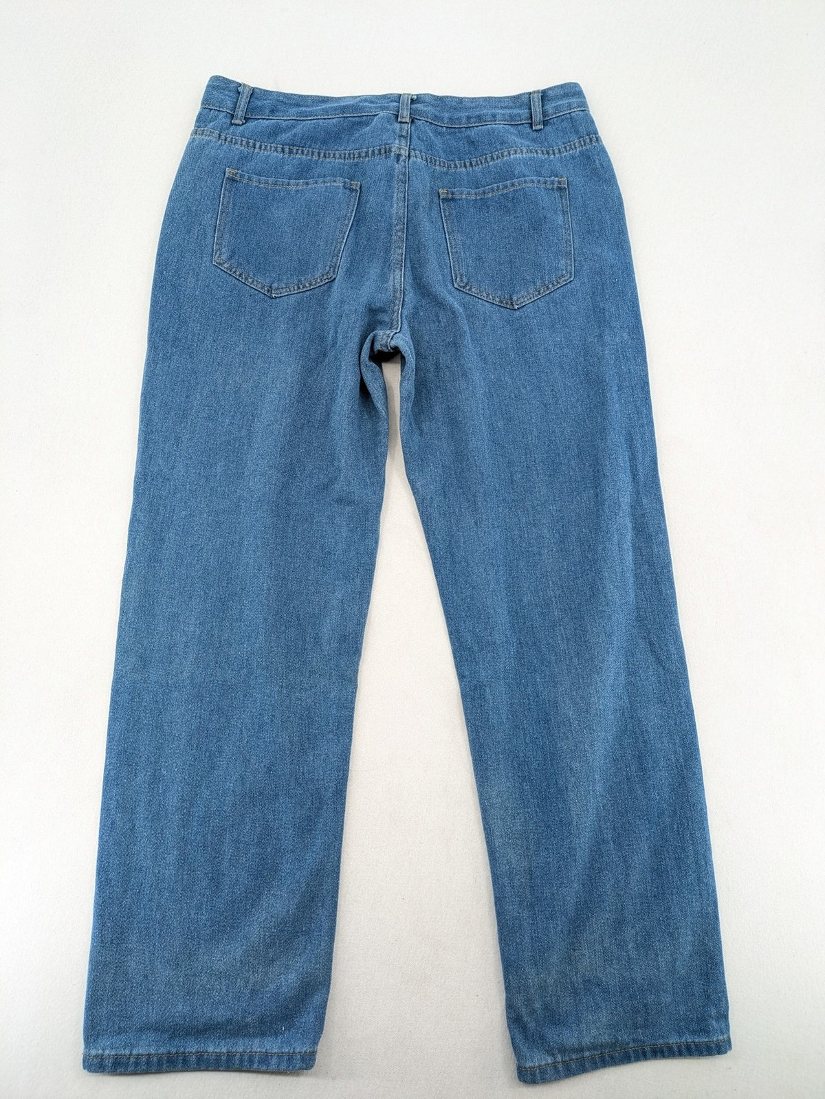 Straight Leg blue straight jeans high waist with classic denim material and button closure.