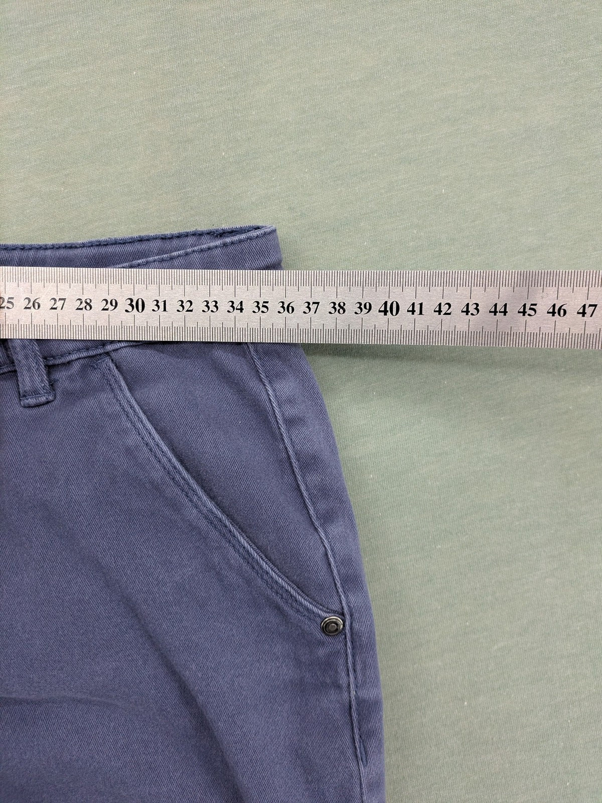 Baumwolle blue pants with adjustable waistband, classic zip fly, and front pockets.