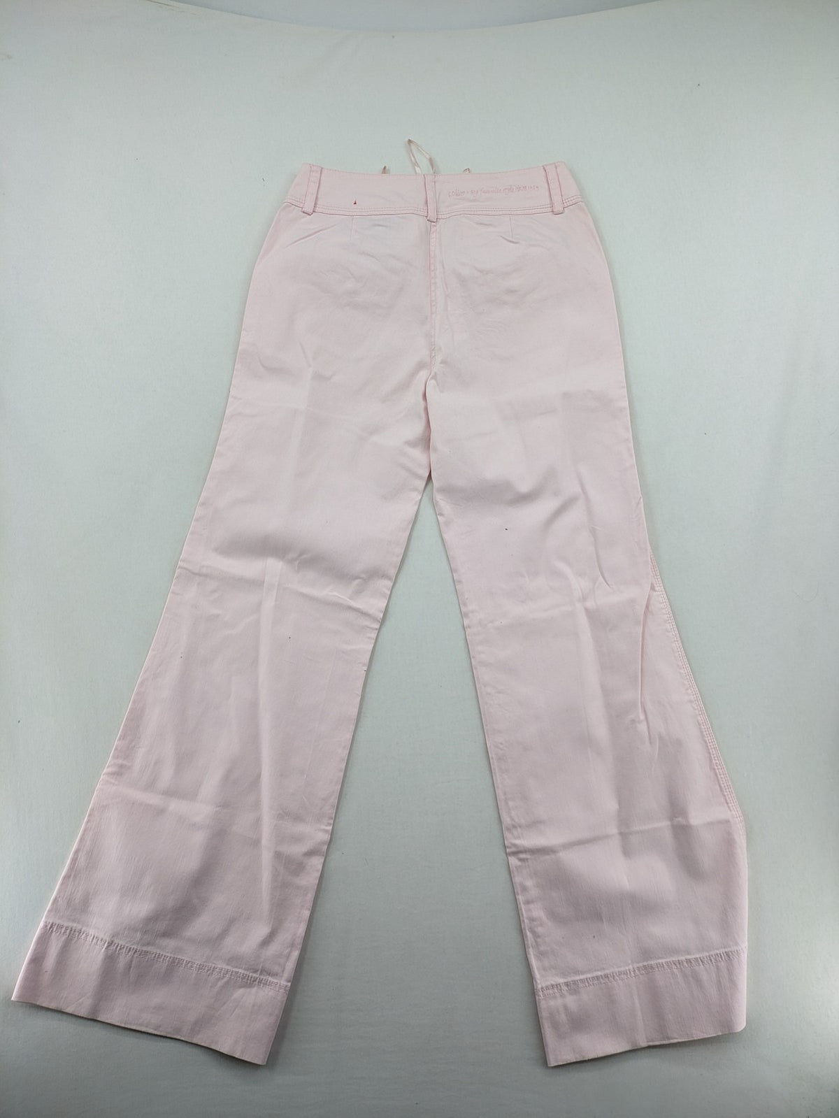 s.Oliver green bootcut pants with front pockets and button details, made of cotton-elastane blend.