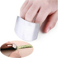 Edelstahl cutting aid silver with open ring design for finger protection while slicing.