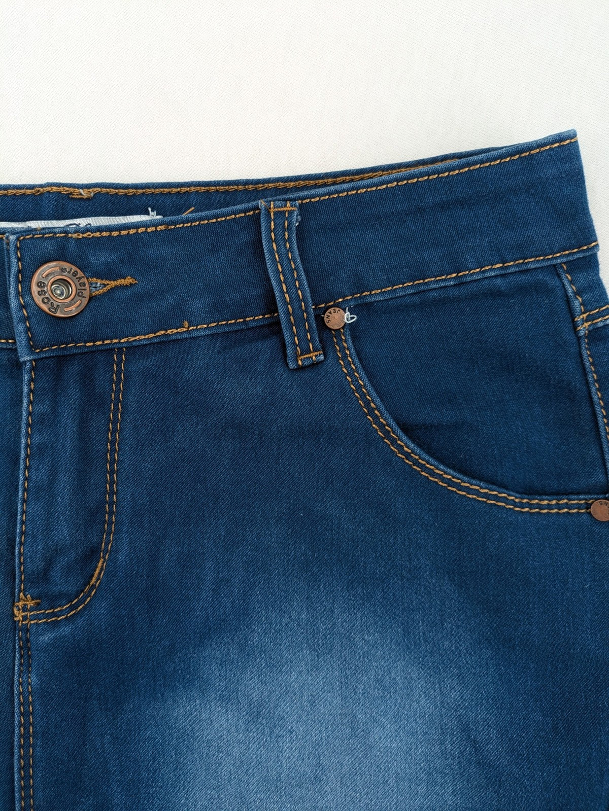 Rose Player pink denim pencil skirt, five-pocket design, comfortable stretch material.