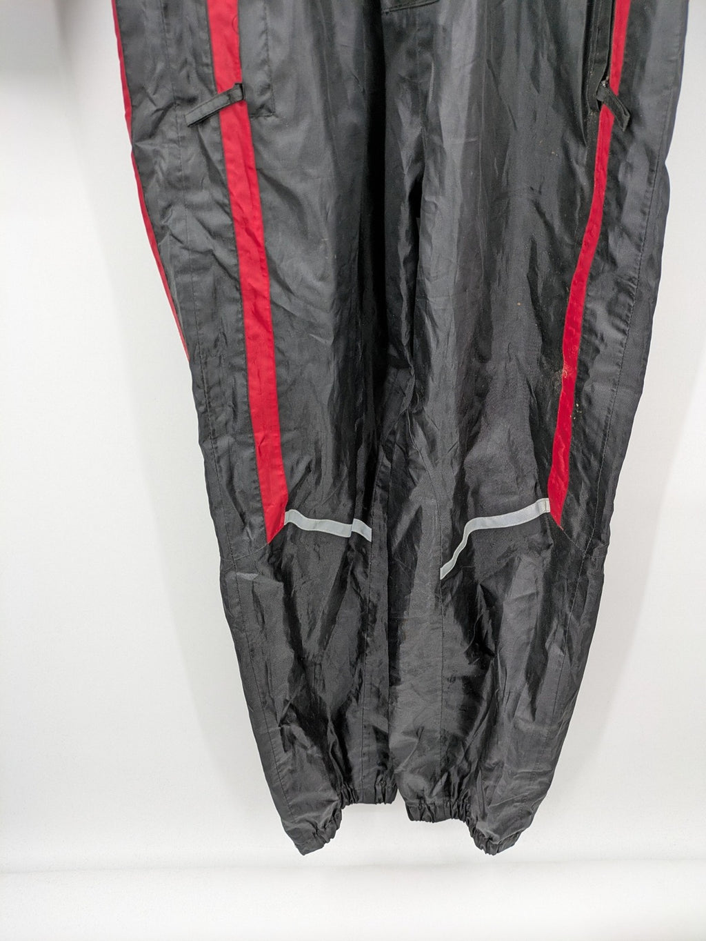 Unitech black rain suit with red reflective stripes and full zipper, size M.