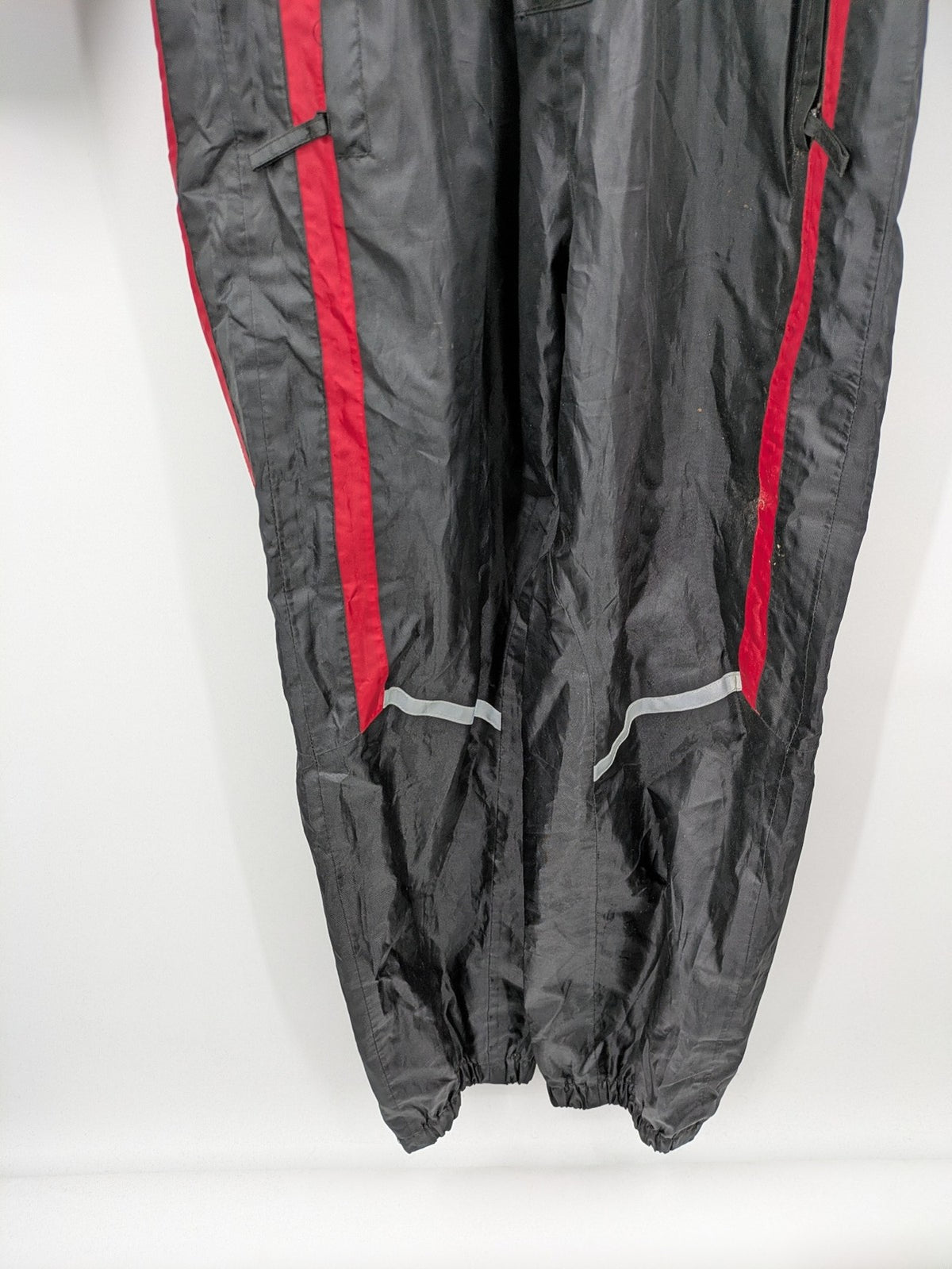 Unitech black rain suit with red reflective stripes and full zipper, size M.
