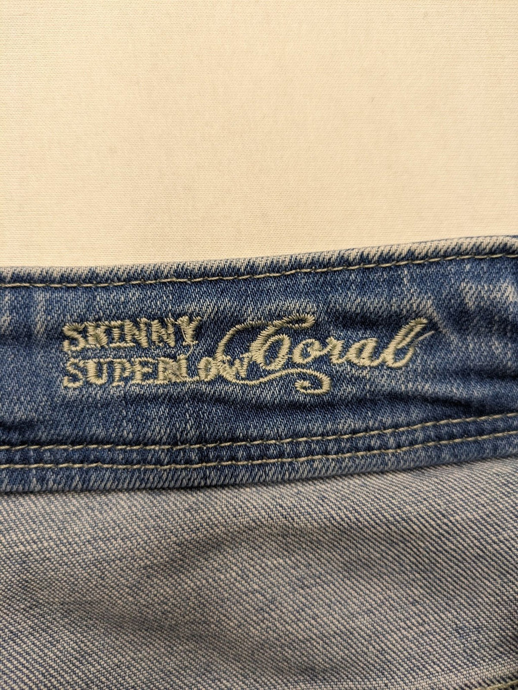 ONLY straight jeans orange pink distressed look with classic 5-pocket design and zipper.
