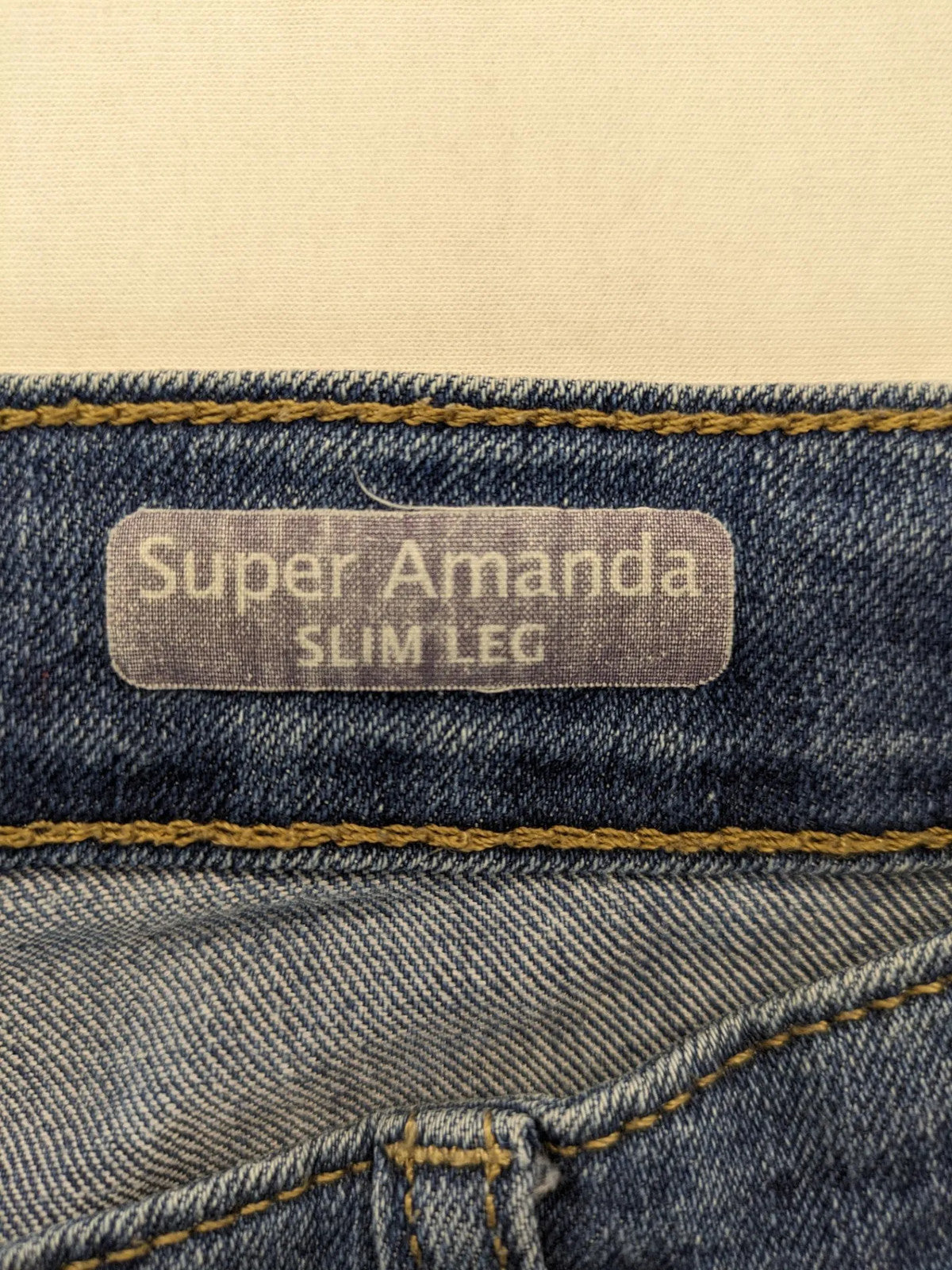 Gloria Vanderbilt blue straight jeans with slimming effect, made of stretch denim.