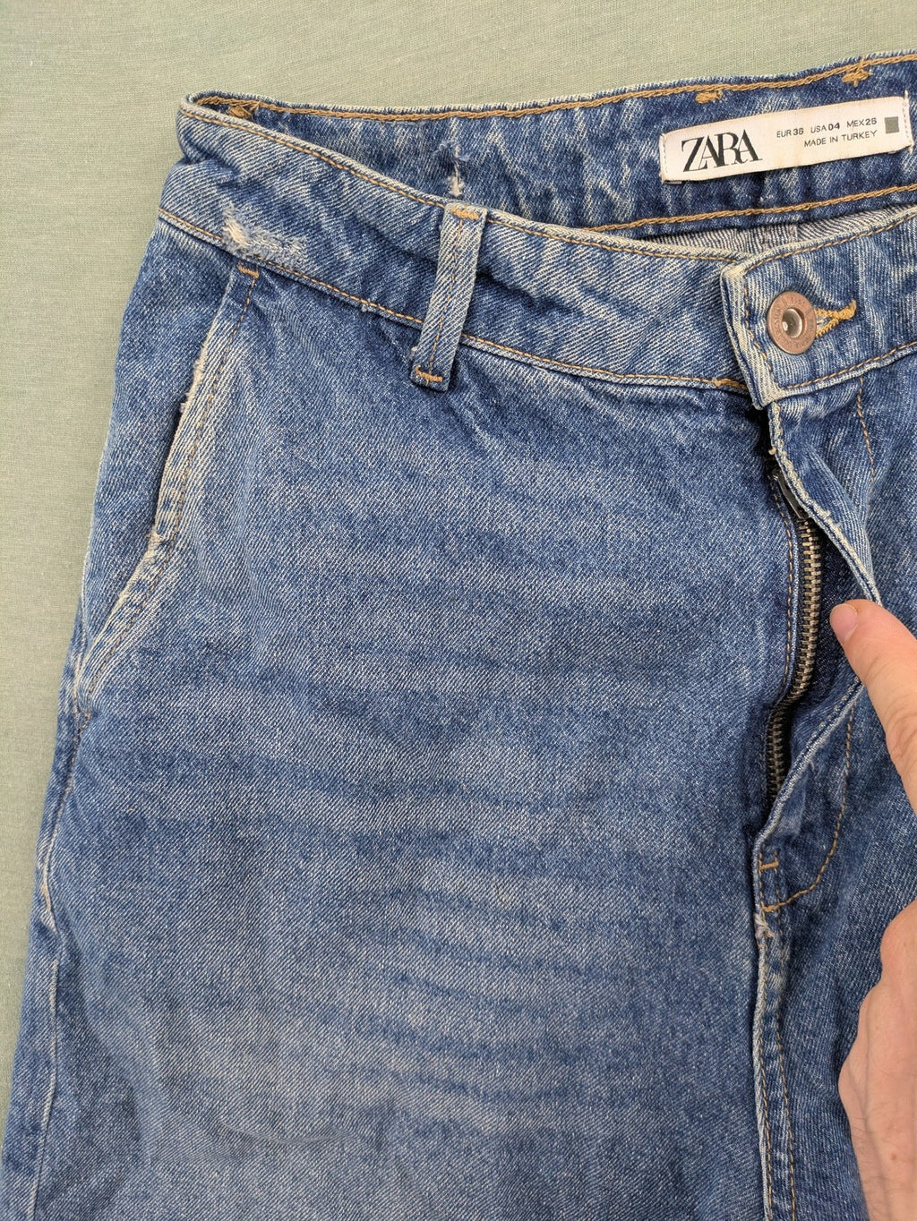 Zara blue wide leg jeans high rise with distressed details and 5-pocket design.
