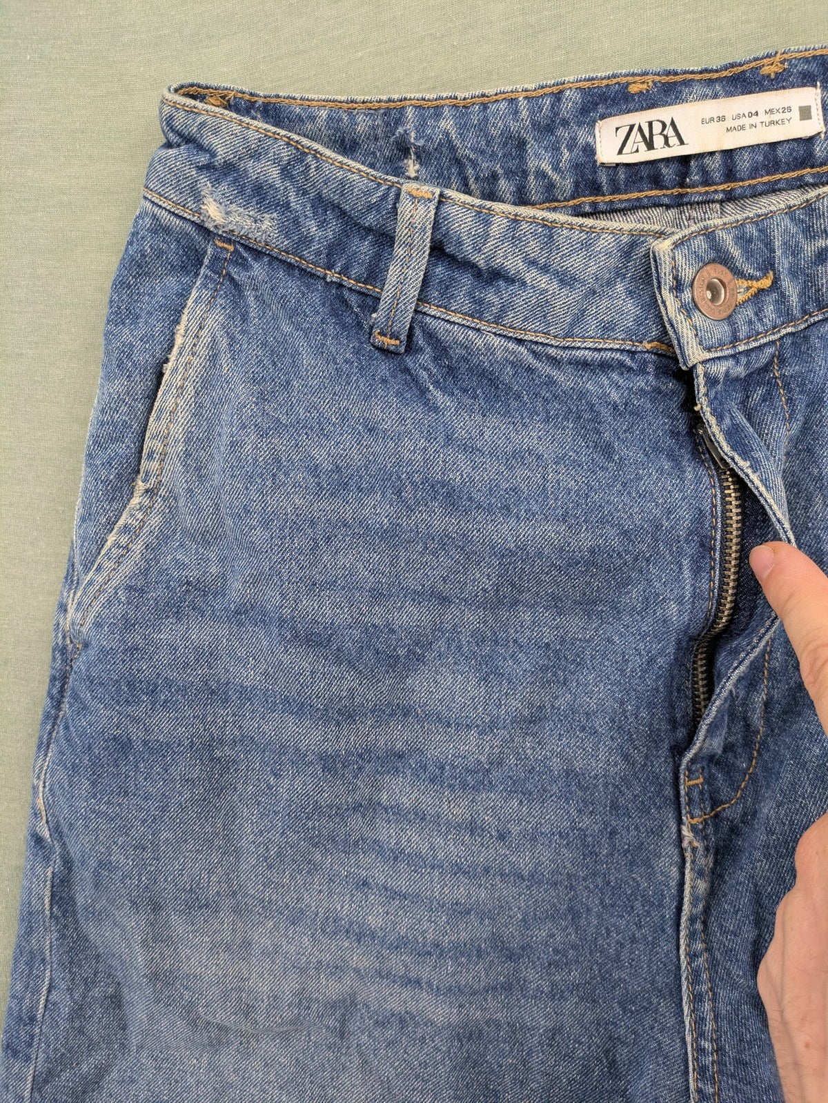 Zara blue wide leg jeans high rise with distressed details and 5-pocket design.