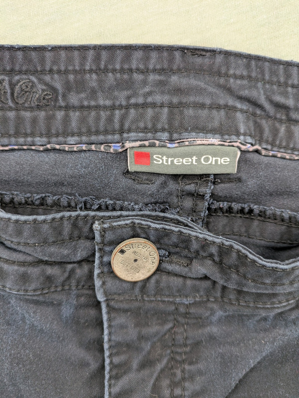 Street One grey slim fit pants with classic 5-pocket style and mid-rise waist.