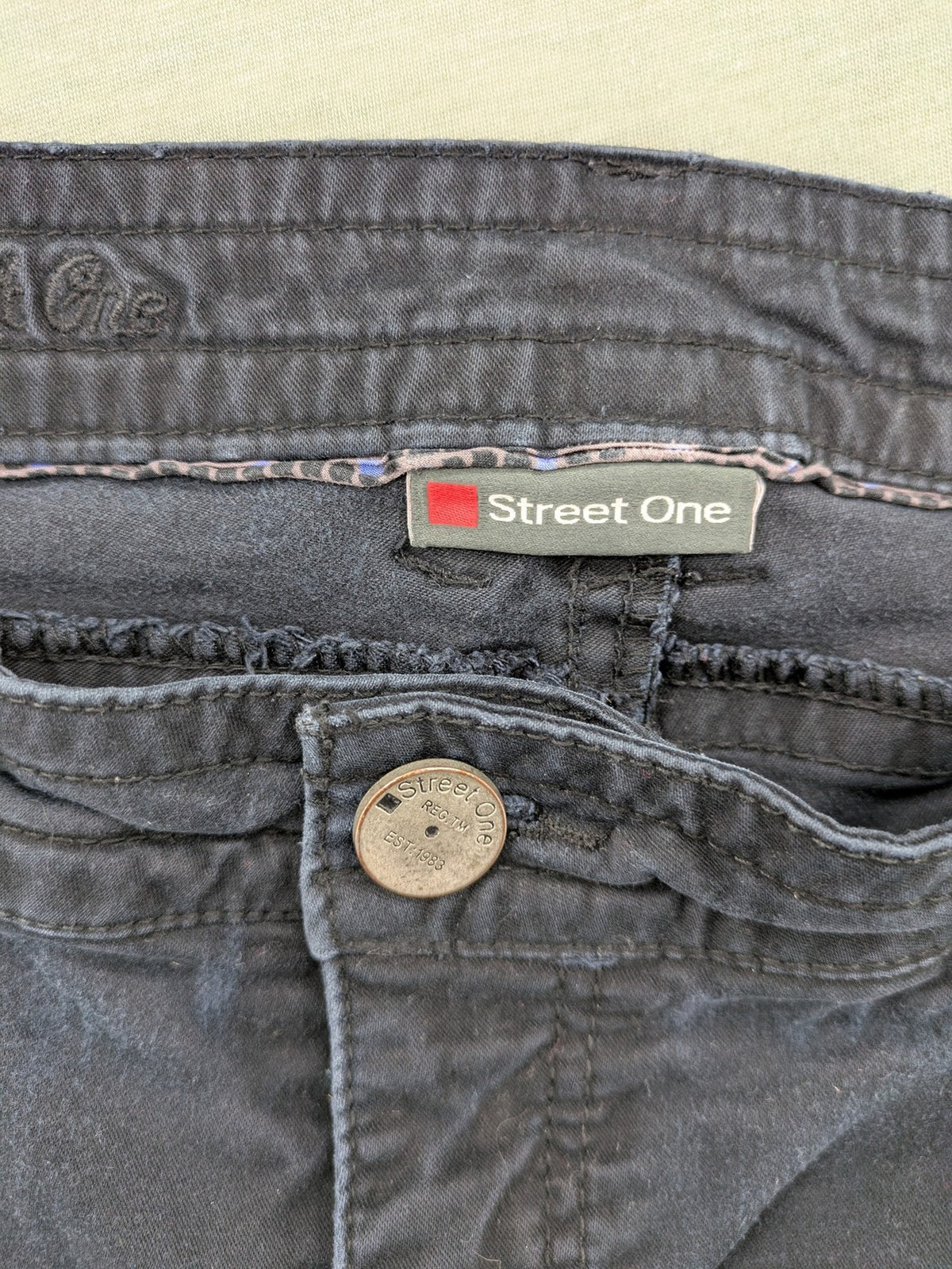 Street One grey slim fit pants with classic 5-pocket style and mid-rise waist.