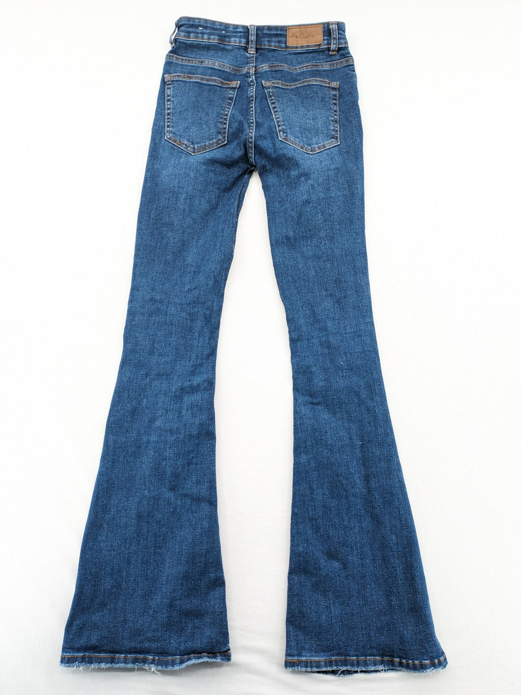 Pull&Bear blue flare jeans high waist with classic button closure and stylish silhouette.