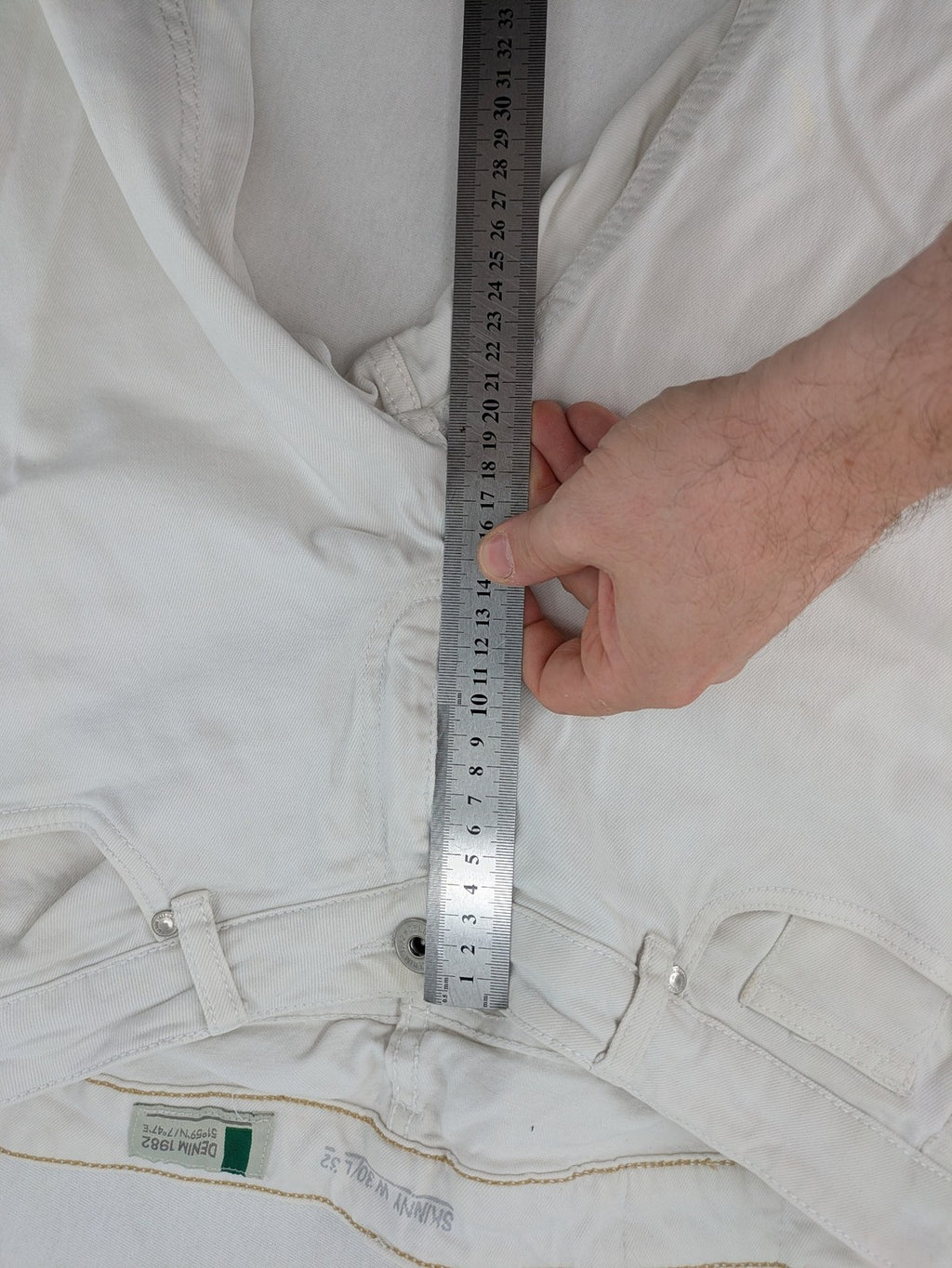 Denim 1982 white skinny jeans with distressed details and classic 5-pocket design.