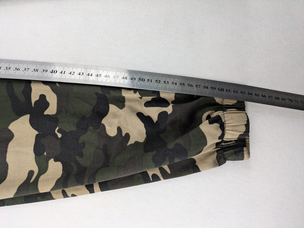 Cargo hunting & tactical pants beige cream camouflage pattern with side pockets and elastic cuffs.