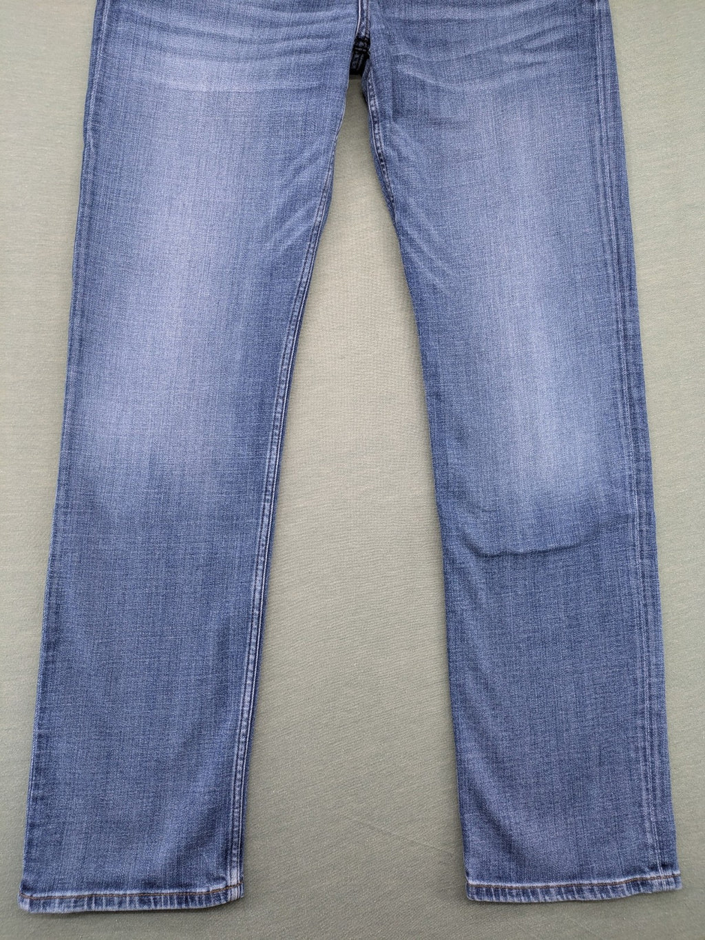 Cross Jeans blue straight fit denim jeans, classic five-pocket design, medium wash.