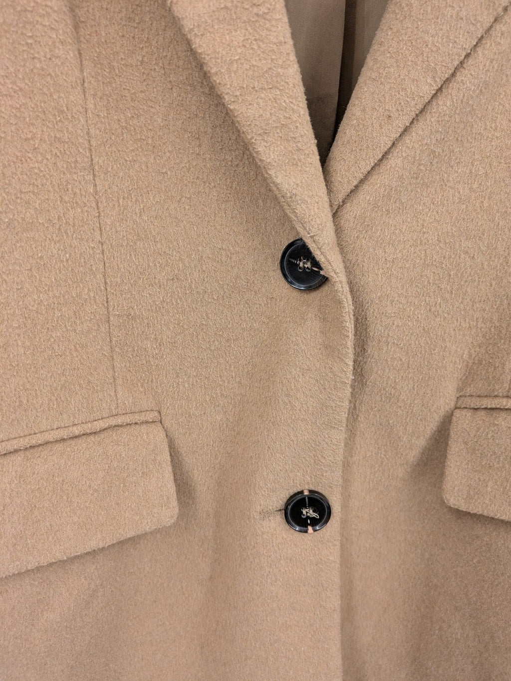 Amisu beige wool jacket single-breasted with lapel collar and two flap pockets.