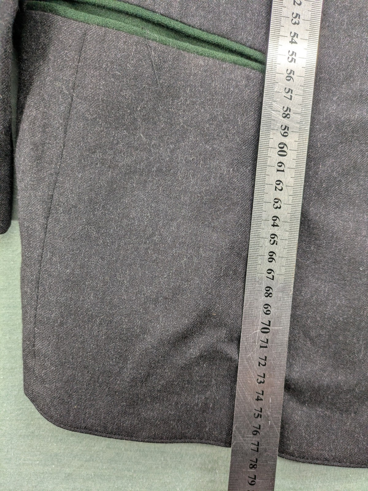 Rofan Tracht grey jacket with green stand-up collar and pockets, made from 100% wool.