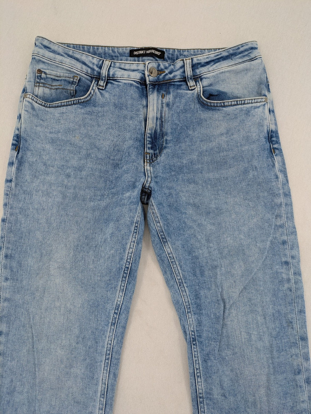 Oskar blue slim fit jeans with classic 5-pocket design and light wash.