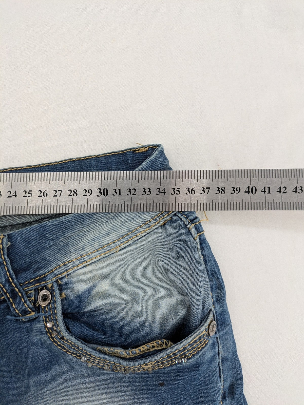 Damen blue straight jeans destroyed look with rhinestones and studs, low rise fit.