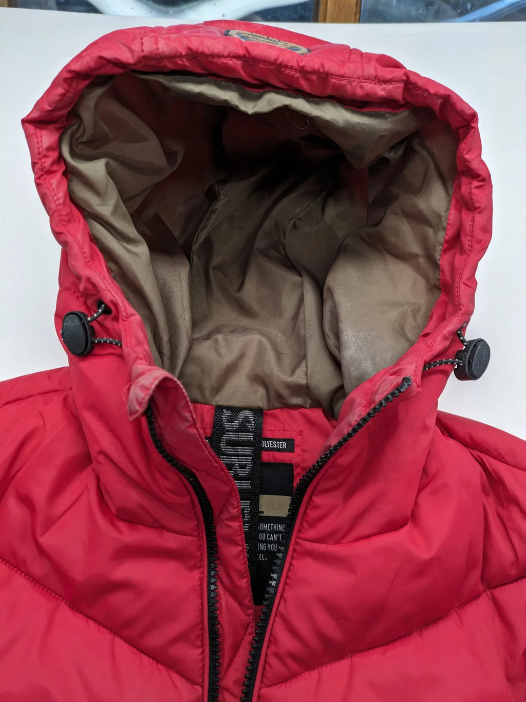 Sublevel red puffer jacket size S, chevron quilted pattern, adjustable hood, recycled polyester lining.